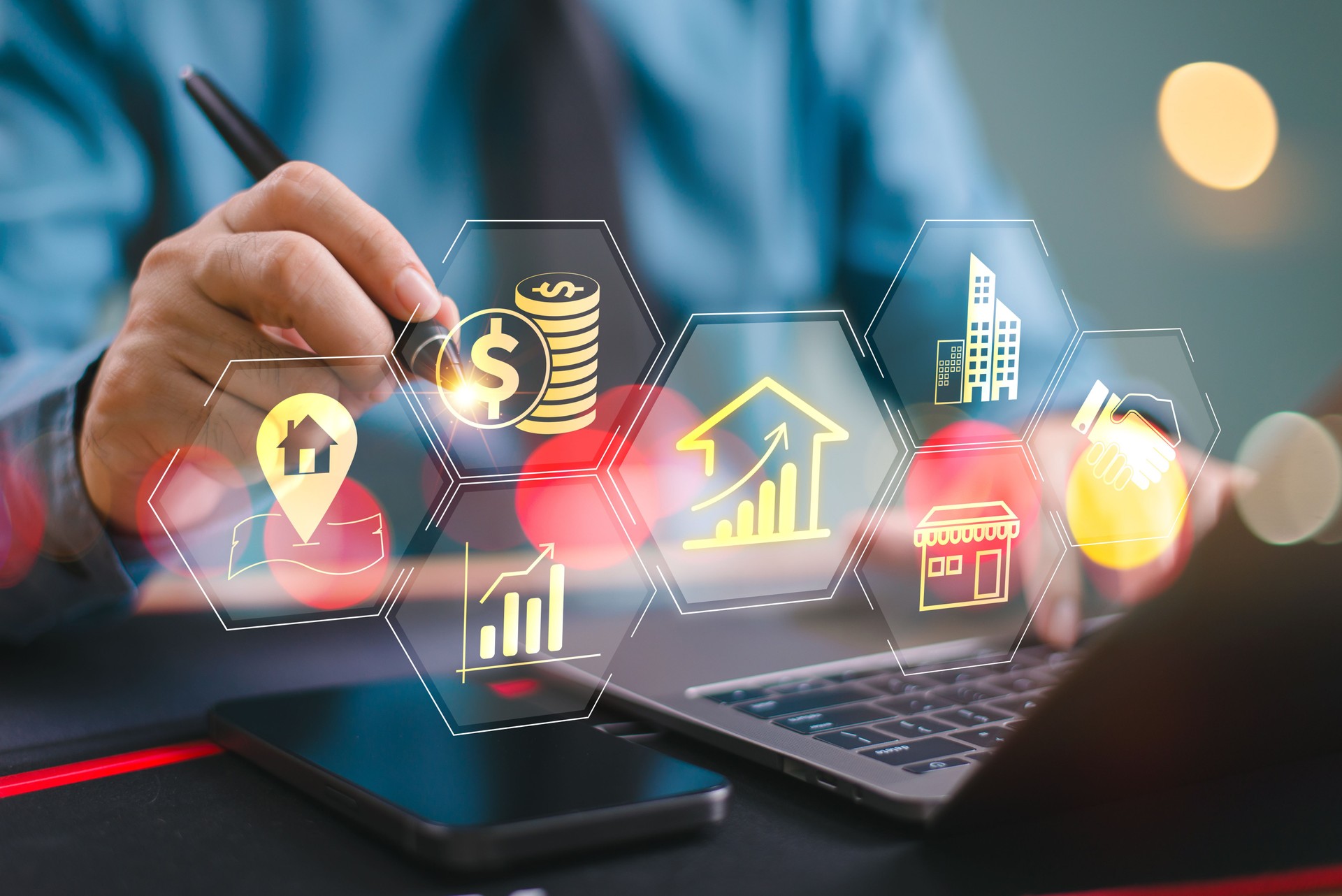 Mercato degli investimenti immobiliari, soluzione di servizi bancari digitali, concetto di tecnologia finanziaria. L'uomo usa il computer portatile per cercare le icone della banca digitale. Moderni sistemi di pagamento online, valuta e-commerce