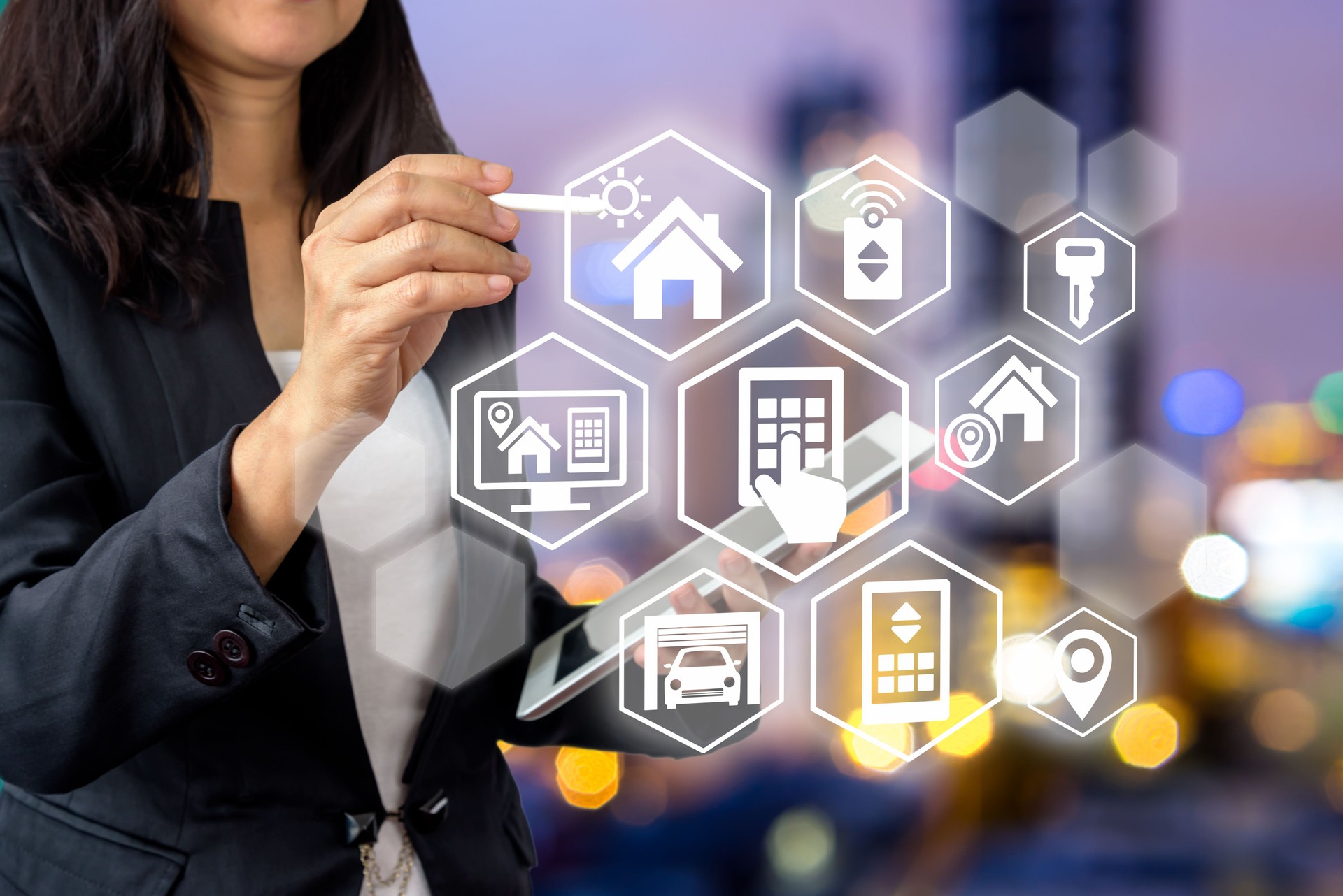 Donna d'affari che lavora con l'icona della proprietà dell'assistente domestico intelligente sullo schermo virtuale futuristico