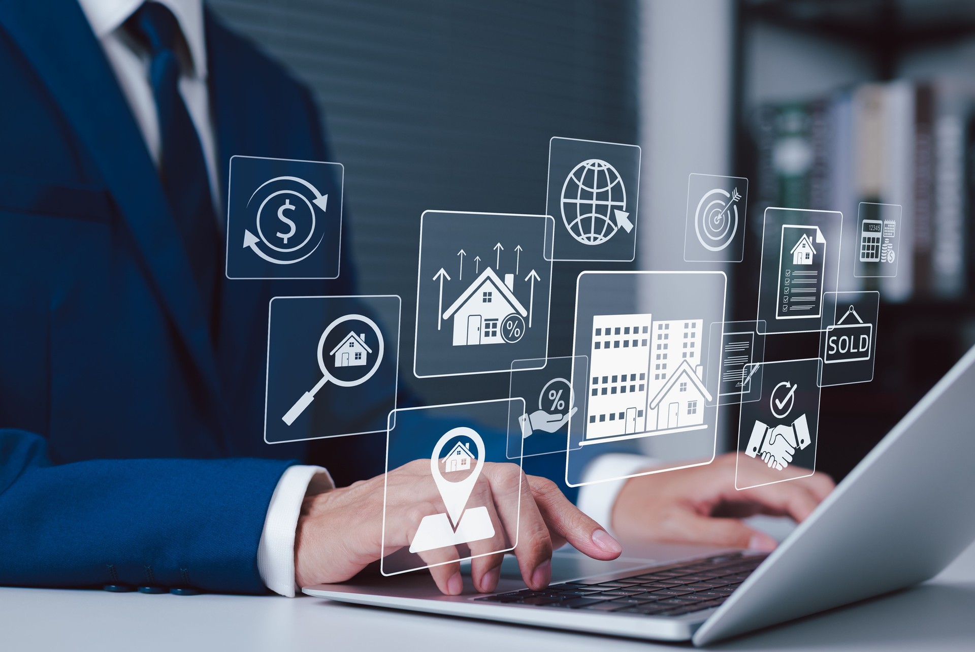 Concetto di piattaforma di ricerca immobiliare e di investimento immobiliare. Uomo d'affari che utilizza il computer portatile con le icone per la ricerca di proprietà, l'investimento, le vendite e la gestione immobiliare, l'acquisto, la vendita, l'affitt