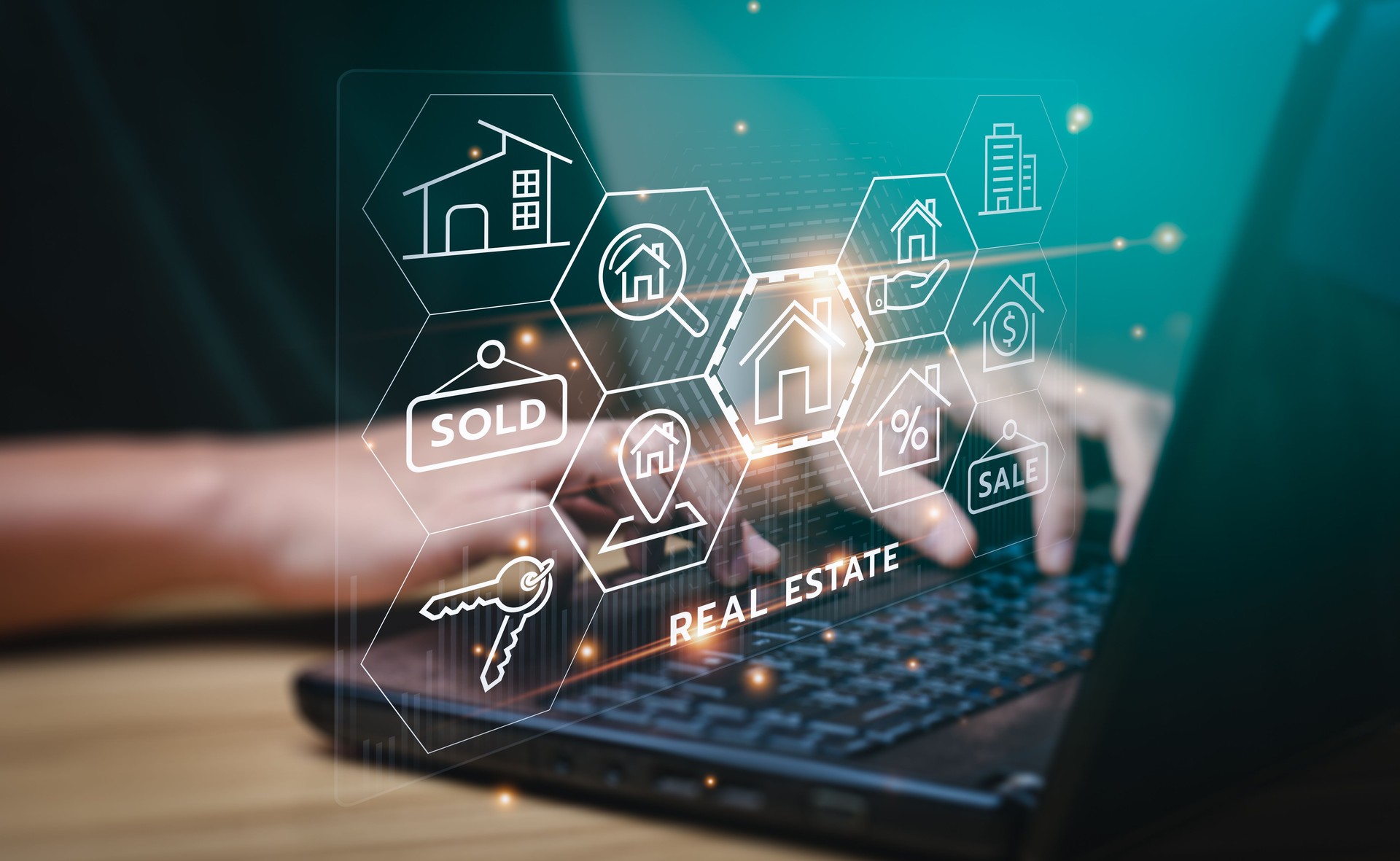 concetto immobiliare, uomo d'affari o broker domestico con valore di proprietà ologramma virtuale sullo schermo del laptop. Ricerca e investimento in immobili acquistare una nuova casa per la famiglia, ricerca casa, tassa di proprietà
