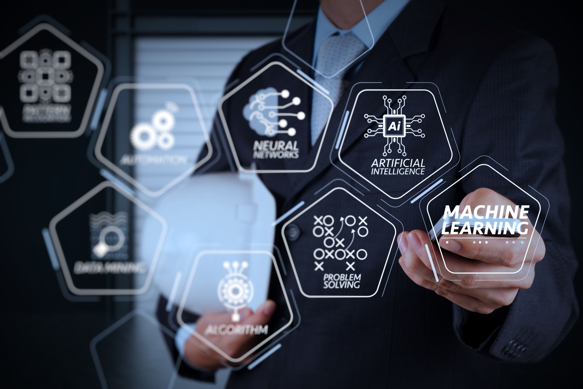 Uomo d'affari utilizzare il computer smart phone con l'icona e-mail