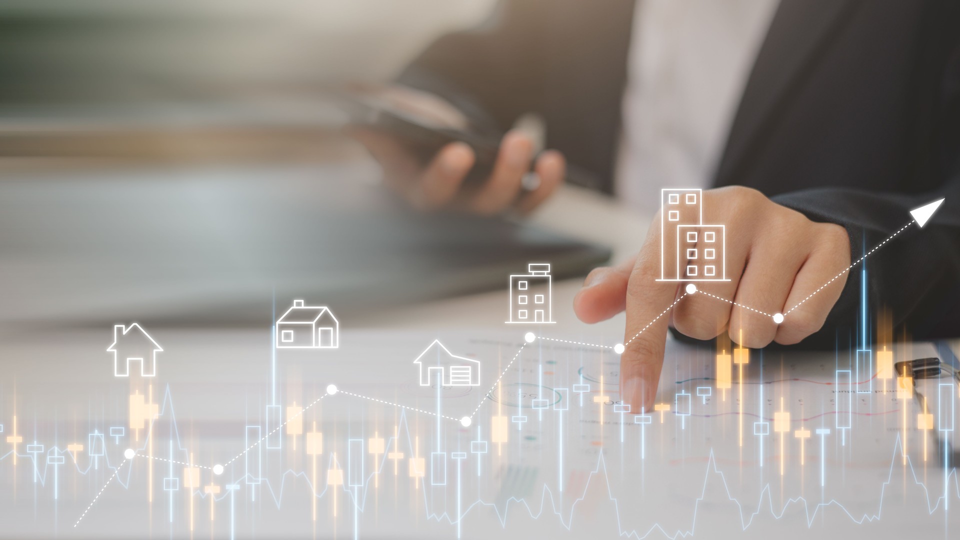 Gli uomini d'affari analizzano gli investimenti immobiliari residenziali utilizzando grafici digitali e icone di case, indicando le tendenze del mercato, gli investimenti e la crescita della proprietà.